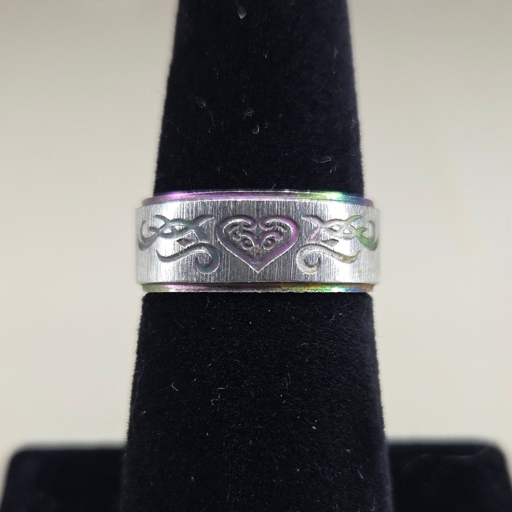 Silver Tone Rainbow Iridescent Heart Scroll Etched Band Ring Size 7.25‎